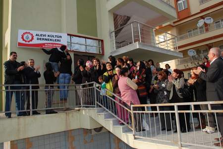 'Alevi Dernekleri' tabelasını astı  