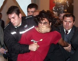 Protestocu öğrenciler gözaltında, Bakan devrede