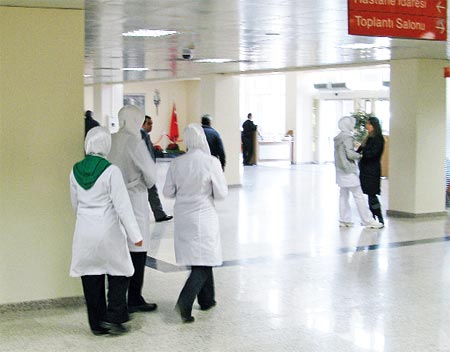 Hastanede ve lisede türbanlı görüntüler