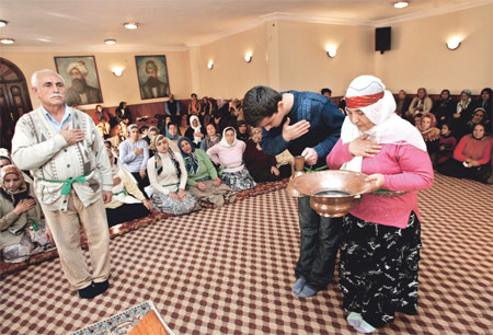 Alevi 'Önce hak' diyor