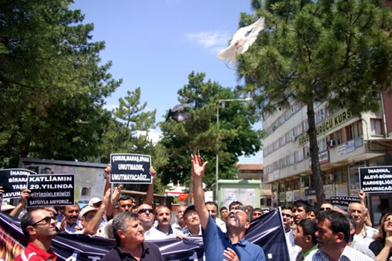 Çorum’da 4 Temmuz 1980’de ülkücülerin sol görüşlü ve Alevi yurttaşların oturduğu mahalleye saldırması sonucu 100’ün üzerine yurttaşın yaşamını yitirdiği katliamın üzerinden tam 29 yıl geçti. SEYFETTİN METE’nin haberi ■ 