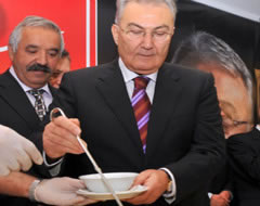 CHP lideri Baykal aşure dağıttı