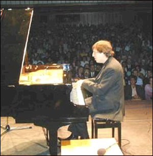 Şiirler ve şarkılar Altıok için okundu