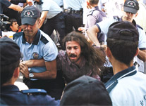 Deniz Feneri protestosuna 13 gözaltı