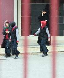 Okul bahçesinde türbanlı öğrenciler