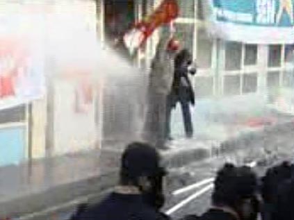 DİSK binasının önünde toplananlara polis saldırdı