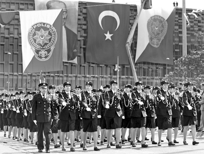 Taksim polise açık, işçiye kapalı