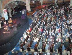 Kilisede türküler yankılandı 