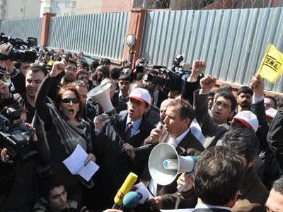 İstanbul'da okuldan atılan liseliler için eylem 