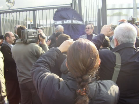 İzmir Alevi Dernekleri NDR Televizyonunu Protesto Etti 