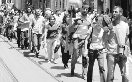 AKP'ye çıplak ayakla protesto