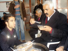 Pir Sultan Abdal Derneği aşure dağıttı