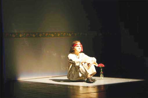 Sahnedeki acı bekleyiş