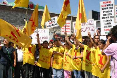 Zorunlu din dersi kaldırılsın 