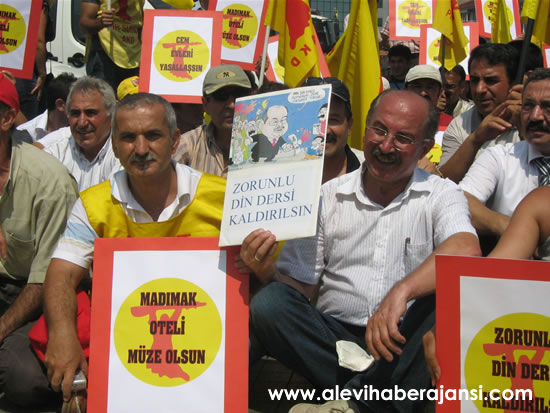 Aleviler zorunlu din derslerine karşı oturuyor