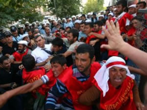 "Farklı" ve "muhalif" olanlara politika yapma hakkı yok!