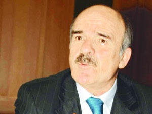 Öğrencileri finansör yapıyor