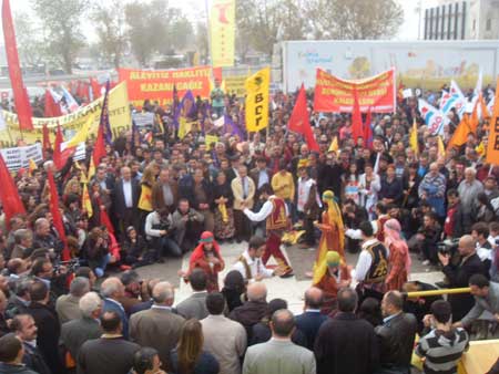 Aleviler zorunlu din dersine karşı alanda