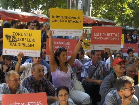 Aleviler Ankara'da Zorunlu Din Dersine Karşı Eylemde