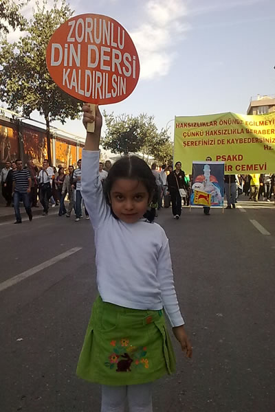 Sünniler, Zorunlu Din Eğitiminden Dolayı "Eğitim Özgürlüğünü Kaybetmiş" Çocukların Haklarını Savunmuyor